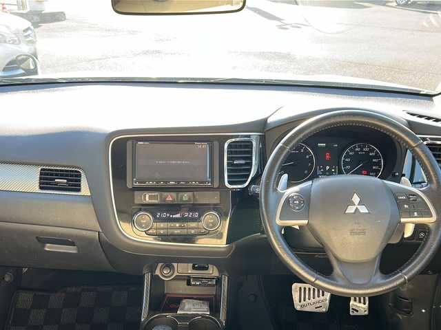 三菱 アウトランダー 24G セーフティパッケージ 鹿児島県 2015(平27)年 14.8万km シルキーホワイト ４WD/ETC/MTモード付AT/前方ドライブレコーダー/バックカメラ/プッシュスタート/スマートキー/クルーズコントロール/純正フロアマット/純正18インチAW/横滑り防止装置/レーンキープアシスト/シートカバー