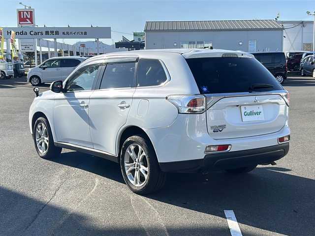 三菱 アウトランダー 24G セーフティパッケージ 鹿児島県 2015(平27)年 14.8万km シルキーホワイト ４WD/ETC/MTモード付AT/前方ドライブレコーダー/バックカメラ/プッシュスタート/スマートキー/クルーズコントロール/純正フロアマット/純正18インチAW/横滑り防止装置/レーンキープアシスト/シートカバー