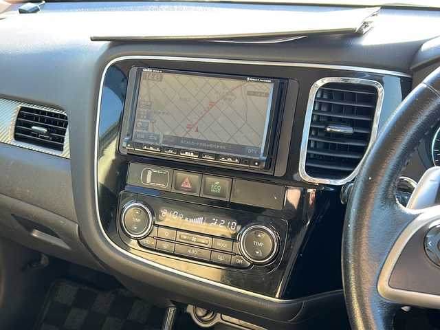 三菱 アウトランダー 24G セーフティパッケージ 鹿児島県 2015(平27)年 14.8万km シルキーホワイト ４WD/ETC/MTモード付AT/前方ドライブレコーダー/バックカメラ/プッシュスタート/スマートキー/クルーズコントロール/純正フロアマット/純正18インチAW/横滑り防止装置/レーンキープアシスト/シートカバー