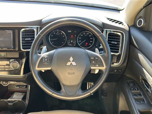 三菱 アウトランダー 24G セーフティパッケージ 鹿児島県 2015(平27)年 14.8万km シルキーホワイト ４WD/ETC/MTモード付AT/前方ドライブレコーダー/バックカメラ/プッシュスタート/スマートキー/クルーズコントロール/純正フロアマット/純正18インチAW/横滑り防止装置/レーンキープアシスト/シートカバー