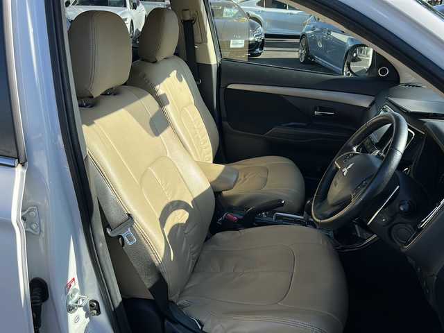 三菱 アウトランダー 24G セーフティパッケージ 鹿児島県 2015(平27)年 14.8万km シルキーホワイト ４WD/ETC/MTモード付AT/前方ドライブレコーダー/バックカメラ/プッシュスタート/スマートキー/クルーズコントロール/純正フロアマット/純正18インチAW/横滑り防止装置/レーンキープアシスト/シートカバー