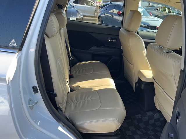 三菱 アウトランダー 24G セーフティパッケージ 鹿児島県 2015(平27)年 14.8万km シルキーホワイト ４WD/ETC/MTモード付AT/前方ドライブレコーダー/バックカメラ/プッシュスタート/スマートキー/クルーズコントロール/純正フロアマット/純正18インチAW/横滑り防止装置/レーンキープアシスト/シートカバー