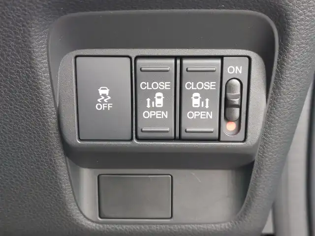 ホンダ フリード クロスター 東京都 2024(令6)年 0.6万km クリスタルブラックパール Honda SENSING/・衝突軽減ブレーキ/・誤発進抑制機能/・路外逸脱抑制機能/・アダプティブクルーズコントロール/・車線維持支援システム/・先行車発進お知らせ機能/・ブラインドスポットインフォメーション/・コーナーセンサー/プッシュスタート/純正ナビ/フルセグTV/バックカメラ/両側パワースライドドア/ハーフレザーシート/シートヒーター/後席ロールサンシェード/ルーフレール/LEDヘッドライト/オートライト/ドアバイザー/15インチ純正アルミホイール/スマートキー