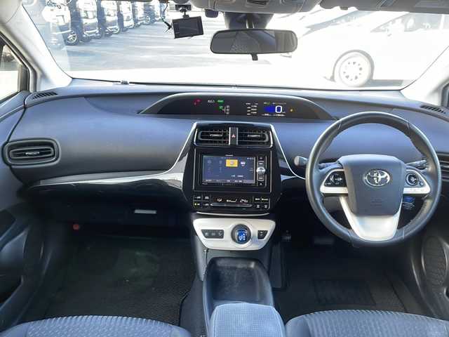 トヨタ プリウス S 熊本県 2017(平29)年 13.9万km スーパーホワイトⅡ (株)IDOMが運営する【じしゃロン熊本店】の自社ローン専用車両になります。/こちらは現金またはオートローンご利用時の価格です。自社ローンご希望の方は別途その旨お申付け下さい /社外ナビ（ＣＤ　ＤＶＤ　ＳＤ）　/バックカメラ　/トヨタセーフティセンス　/クルーズコントロール　/レーンキープアシスト　/オートハイビーム　/Ｗ＋サイドエアバッグ　/カーテンエアバッグ　/ＬＥＤヘッドライト