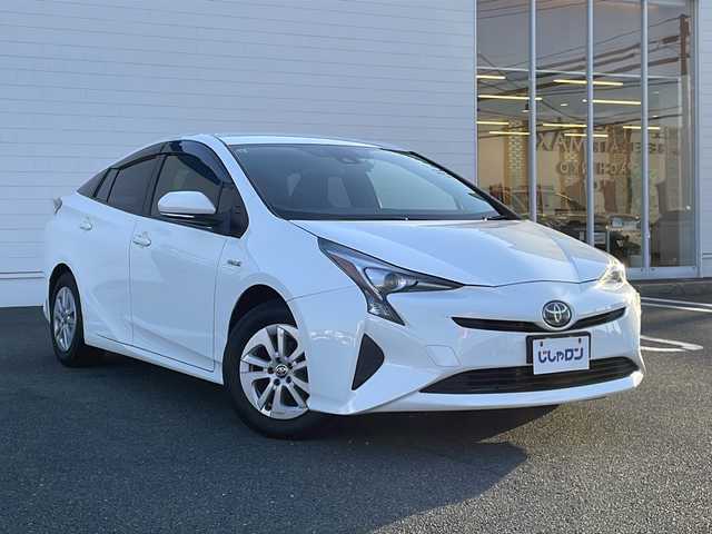 トヨタ プリウス S 熊本県 2017(平29)年 13.9万km スーパーホワイトⅡ (株)IDOMが運営する【じしゃロン熊本店】の自社ローン専用車両になります。/こちらは現金またはオートローンご利用時の価格です。自社ローンご希望の方は別途その旨お申付け下さい /社外ナビ（ＣＤ　ＤＶＤ　ＳＤ）　/バックカメラ　/トヨタセーフティセンス　/クルーズコントロール　/レーンキープアシスト　/オートハイビーム　/Ｗ＋サイドエアバッグ　/カーテンエアバッグ　/ＬＥＤヘッドライト