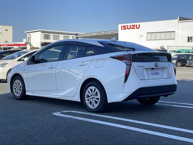トヨタ プリウス S 熊本県 2017(平29)年 13.9万km スーパーホワイトⅡ (株)IDOMが運営する【じしゃロン熊本店】の自社ローン専用車両になります。/こちらは現金またはオートローンご利用時の価格です。自社ローンご希望の方は別途その旨お申付け下さい /社外ナビ（ＣＤ　ＤＶＤ　ＳＤ）　/バックカメラ　/トヨタセーフティセンス　/クルーズコントロール　/レーンキープアシスト　/オートハイビーム　/Ｗ＋サイドエアバッグ　/カーテンエアバッグ　/ＬＥＤヘッドライト