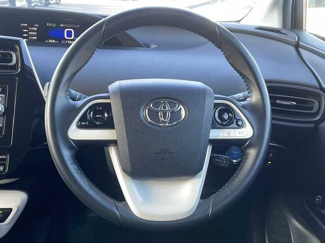 トヨタ プリウス S 熊本県 2017(平29)年 13.9万km スーパーホワイトⅡ (株)IDOMが運営する【じしゃロン熊本店】の自社ローン専用車両になります。/こちらは現金またはオートローンご利用時の価格です。自社ローンご希望の方は別途その旨お申付け下さい /社外ナビ（ＣＤ　ＤＶＤ　ＳＤ）　/バックカメラ　/トヨタセーフティセンス　/クルーズコントロール　/レーンキープアシスト　/オートハイビーム　/Ｗ＋サイドエアバッグ　/カーテンエアバッグ　/ＬＥＤヘッドライト