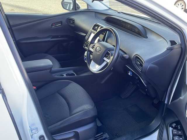 トヨタ プリウス S 熊本県 2017(平29)年 13.9万km スーパーホワイトⅡ (株)IDOMが運営する【じしゃロン熊本店】の自社ローン専用車両になります。/こちらは現金またはオートローンご利用時の価格です。自社ローンご希望の方は別途その旨お申付け下さい /社外ナビ（ＣＤ　ＤＶＤ　ＳＤ）　/バックカメラ　/トヨタセーフティセンス　/クルーズコントロール　/レーンキープアシスト　/オートハイビーム　/Ｗ＋サイドエアバッグ　/カーテンエアバッグ　/ＬＥＤヘッドライト