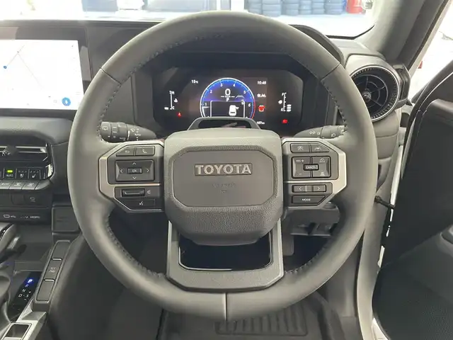 トヨタ ランドクルーザー ２５０ VX 滋賀県 2024(令6)年 0.1万km プラチナホワイトパールマイカ 純正12.3インチナビ/【Bluetooth/フルセグTV/USB/HDMI/Miracast】/レザーシート/全方位カメラ/サンルーフ/レーダークルーズコントロール/レーントレーシングアシスト/プリクラッシュセーフティ/ブラインドスポットモニター/クリアランスソナー/LEDヘッドライト/オートマチックハイビーム/D/Nパワーシート/D/Nシートヒーター/D/Nシートベンチレーション/ステアリングヒーター/デジタルインナーミラー/前後ドライブレコーダー/ビルトインETC2.0/パワーバックドア/WAC/センターデフロック/プッシュスタート/スマートキー/ステアリングリモコン