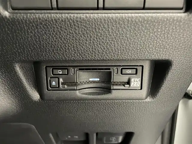 トヨタ ランドクルーザー ２５０ VX 滋賀県 2024(令6)年 0.1万km プラチナホワイトパールマイカ 純正12.3インチナビ/【Bluetooth/フルセグTV/USB/HDMI/Miracast】/レザーシート/全方位カメラ/サンルーフ/レーダークルーズコントロール/レーントレーシングアシスト/プリクラッシュセーフティ/ブラインドスポットモニター/クリアランスソナー/LEDヘッドライト/オートマチックハイビーム/D/Nパワーシート/D/Nシートヒーター/D/Nシートベンチレーション/ステアリングヒーター/デジタルインナーミラー/前後ドライブレコーダー/ビルトインETC2.0/パワーバックドア/WAC/センターデフロック/プッシュスタート/スマートキー/ステアリングリモコン