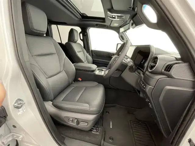 トヨタ ランドクルーザー ２５０ VX 滋賀県 2024(令6)年 0.1万km プラチナホワイトパールマイカ 純正12.3インチナビ/【Bluetooth/フルセグTV/USB/HDMI/Miracast】/レザーシート/全方位カメラ/サンルーフ/レーダークルーズコントロール/レーントレーシングアシスト/プリクラッシュセーフティ/ブラインドスポットモニター/クリアランスソナー/LEDヘッドライト/オートマチックハイビーム/D/Nパワーシート/D/Nシートヒーター/D/Nシートベンチレーション/ステアリングヒーター/デジタルインナーミラー/前後ドライブレコーダー/ビルトインETC2.0/パワーバックドア/WAC/センターデフロック/プッシュスタート/スマートキー/ステアリングリモコン