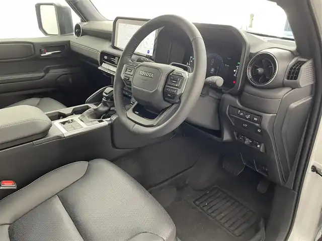 トヨタ ランドクルーザー ２５０ VX 滋賀県 2024(令6)年 0.1万km プラチナホワイトパールマイカ 純正12.3インチナビ/【Bluetooth/フルセグTV/USB/HDMI/Miracast】/レザーシート/全方位カメラ/サンルーフ/レーダークルーズコントロール/レーントレーシングアシスト/プリクラッシュセーフティ/ブラインドスポットモニター/クリアランスソナー/LEDヘッドライト/オートマチックハイビーム/D/Nパワーシート/D/Nシートヒーター/D/Nシートベンチレーション/ステアリングヒーター/デジタルインナーミラー/前後ドライブレコーダー/ビルトインETC2.0/パワーバックドア/WAC/センターデフロック/プッシュスタート/スマートキー/ステアリングリモコン