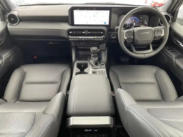 トヨタ ランドクルーザー ２５０ VX 滋賀県 2024(令6)年 0.1万km プラチナホワイトパールマイカ 純正12.3インチナビ/【Bluetooth/フルセグTV/USB/HDMI/Miracast】/レザーシート/全方位カメラ/サンルーフ/レーダークルーズコントロール/レーントレーシングアシスト/プリクラッシュセーフティ/ブラインドスポットモニター/クリアランスソナー/LEDヘッドライト/オートマチックハイビーム/D/Nパワーシート/D/Nシートヒーター/D/Nシートベンチレーション/ステアリングヒーター/デジタルインナーミラー/前後ドライブレコーダー/ビルトインETC2.0/パワーバックドア/WAC/センターデフロック/プッシュスタート/スマートキー/ステアリングリモコン
