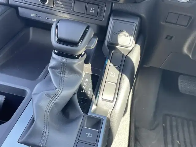 トヨタ ランドクルーザー ２５０ VX 滋賀県 2024(令6)年 0.1万km プラチナホワイトパールマイカ 純正12.3インチナビ/【Bluetooth/フルセグTV/USB/HDMI/Miracast】/レザーシート/全方位カメラ/サンルーフ/レーダークルーズコントロール/レーントレーシングアシスト/プリクラッシュセーフティ/ブラインドスポットモニター/クリアランスソナー/LEDヘッドライト/オートマチックハイビーム/D/Nパワーシート/D/Nシートヒーター/D/Nシートベンチレーション/ステアリングヒーター/デジタルインナーミラー/前後ドライブレコーダー/ビルトインETC2.0/パワーバックドア/WAC/センターデフロック/プッシュスタート/スマートキー/ステアリングリモコン