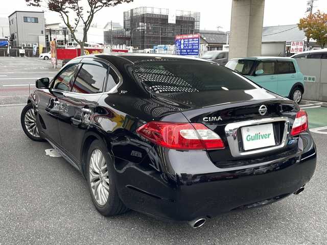 日産 シーマ ハイブリッド VIP G 福岡県 2014(平26)年 17.2万km ガーネットブラック 純正メーカーナビ/（AM/FM/CD/DVD/AUX/ワンセグTV）/横滑り防止/クルーズコントロール追従あり/後部座席用モニター×2/パワーシート（運転席/助手席）/BOSEスピーカー/サンルーフ/シートメモリー/シートクーラー（全席）/シートヒーター（全席）/ETC/プッシュスタート/ドライブレコーダー前/純正フロアマット/純正アルミホイール/オッドマン（助手席）/オートライト/フォグランプ/電格ミラー/取扱説明書/スペアキー×１