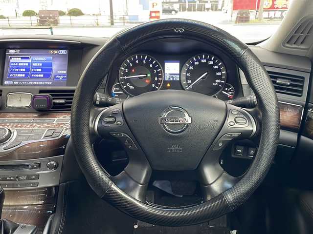 日産 シーマ ハイブリッド VIP G 福岡県 2014(平26)年 17.2万km ガーネットブラック 純正メーカーナビ/（AM/FM/CD/DVD/AUX/ワンセグTV）/横滑り防止/クルーズコントロール追従あり/後部座席用モニター×2/パワーシート（運転席/助手席）/BOSEスピーカー/サンルーフ/シートメモリー/シートクーラー（全席）/シートヒーター（全席）/ETC/プッシュスタート/ドライブレコーダー前/純正フロアマット/純正アルミホイール/オッドマン（助手席）/オートライト/フォグランプ/電格ミラー/取扱説明書/スペアキー×１