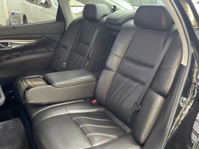 日産 シーマ ハイブリッド VIP G 福岡県 2014(平26)年 17.2万km ガーネットブラック 純正メーカーナビ/（AM/FM/CD/DVD/AUX/ワンセグTV）/横滑り防止/クルーズコントロール追従あり/後部座席用モニター×2/パワーシート（運転席/助手席）/BOSEスピーカー/サンルーフ/シートメモリー/シートクーラー（全席）/シートヒーター（全席）/ETC/プッシュスタート/ドライブレコーダー前/純正フロアマット/純正アルミホイール/オッドマン（助手席）/オートライト/フォグランプ/電格ミラー/取扱説明書/スペアキー×１