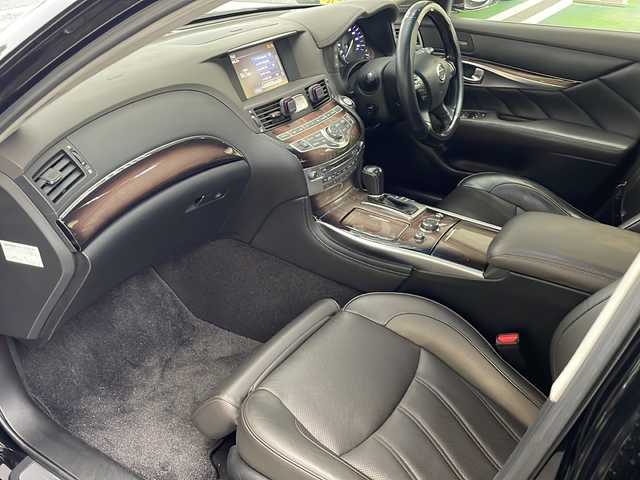 日産 シーマ ハイブリッド VIP G 福岡県 2014(平26)年 17.2万km ガーネットブラック 純正メーカーナビ/（AM/FM/CD/DVD/AUX/ワンセグTV）/横滑り防止/クルーズコントロール追従あり/後部座席用モニター×2/パワーシート（運転席/助手席）/BOSEスピーカー/サンルーフ/シートメモリー/シートクーラー（全席）/シートヒーター（全席）/ETC/プッシュスタート/ドライブレコーダー前/純正フロアマット/純正アルミホイール/オッドマン（助手席）/オートライト/フォグランプ/電格ミラー/取扱説明書/スペアキー×１