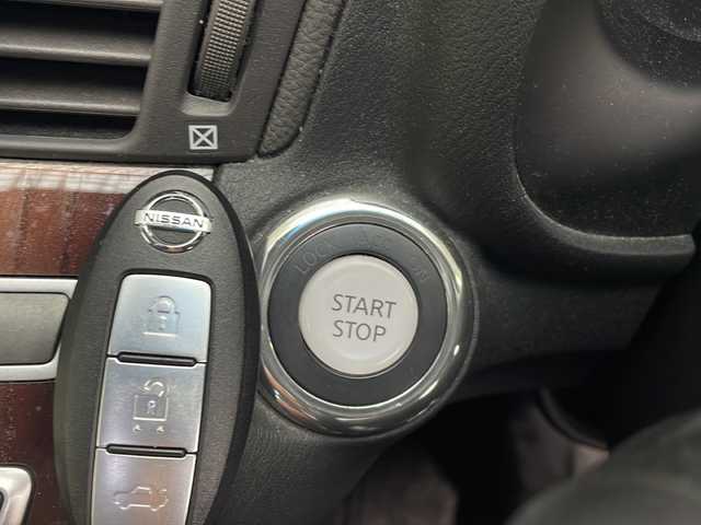 日産 シーマ ハイブリッド VIP G 福岡県 2014(平26)年 17.2万km ガーネットブラック 純正メーカーナビ/（AM/FM/CD/DVD/AUX/ワンセグTV）/横滑り防止/クルーズコントロール追従あり/後部座席用モニター×2/パワーシート（運転席/助手席）/BOSEスピーカー/サンルーフ/シートメモリー/シートクーラー（全席）/シートヒーター（全席）/ETC/プッシュスタート/ドライブレコーダー前/純正フロアマット/純正アルミホイール/オッドマン（助手席）/オートライト/フォグランプ/電格ミラー/取扱説明書/スペアキー×１