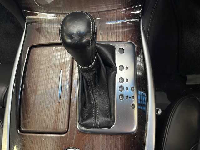 日産 シーマ ハイブリッド VIP G 福岡県 2014(平26)年 17.2万km ガーネットブラック 純正メーカーナビ/（AM/FM/CD/DVD/AUX/ワンセグTV）/横滑り防止/クルーズコントロール追従あり/後部座席用モニター×2/パワーシート（運転席/助手席）/BOSEスピーカー/サンルーフ/シートメモリー/シートクーラー（全席）/シートヒーター（全席）/ETC/プッシュスタート/ドライブレコーダー前/純正フロアマット/純正アルミホイール/オッドマン（助手席）/オートライト/フォグランプ/電格ミラー/取扱説明書/スペアキー×１