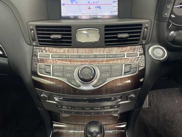 日産 シーマ ハイブリッド VIP G 福岡県 2014(平26)年 17.2万km ガーネットブラック 純正メーカーナビ/（AM/FM/CD/DVD/AUX/ワンセグTV）/横滑り防止/クルーズコントロール追従あり/後部座席用モニター×2/パワーシート（運転席/助手席）/BOSEスピーカー/サンルーフ/シートメモリー/シートクーラー（全席）/シートヒーター（全席）/ETC/プッシュスタート/ドライブレコーダー前/純正フロアマット/純正アルミホイール/オッドマン（助手席）/オートライト/フォグランプ/電格ミラー/取扱説明書/スペアキー×１