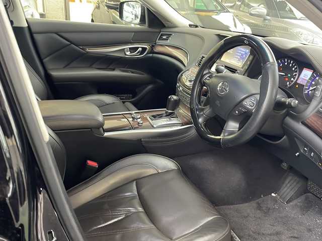 日産 シーマ ハイブリッド VIP G 福岡県 2014(平26)年 17.2万km ガーネットブラック 純正メーカーナビ/（AM/FM/CD/DVD/AUX/ワンセグTV）/横滑り防止/クルーズコントロール追従あり/後部座席用モニター×2/パワーシート（運転席/助手席）/BOSEスピーカー/サンルーフ/シートメモリー/シートクーラー（全席）/シートヒーター（全席）/ETC/プッシュスタート/ドライブレコーダー前/純正フロアマット/純正アルミホイール/オッドマン（助手席）/オートライト/フォグランプ/電格ミラー/取扱説明書/スペアキー×１