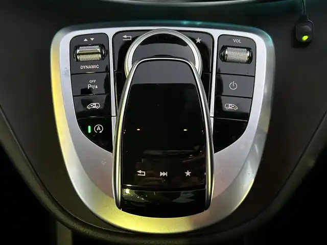 メルセデス・ベンツ Ｖ２２０ d スポーツ ロング 東京都 2017(平29)年 1.9万km ブリリアントシルバー ワンオーナー/パノラミックスライディングルーフ/レーダーセーフティパッケージ/ブラインドスポットモニター/ディストロニックプラス/レーンキーピングアシスト/CPA(衝突警告システム)/PRE-SAFE/両側パワースライドドア/純正HDDナビ/　DVD/CD/Bluetooth/バックカメラ/Burmesterサラウンドサウンドシステム/後席モニター/レザーシート/パワーシート/シートヒーター/メモリーシート/純正19インチアルミホイール/パワーバックドア/LEDヘッドライト/コーナリングライト/アダプティブハイビームシステム/ETC2.0/サイドシルスポイラー/アンビエントランプ/コーナーセンサー/フロアマット/ステンレスペダル/保証書/取扱説明書