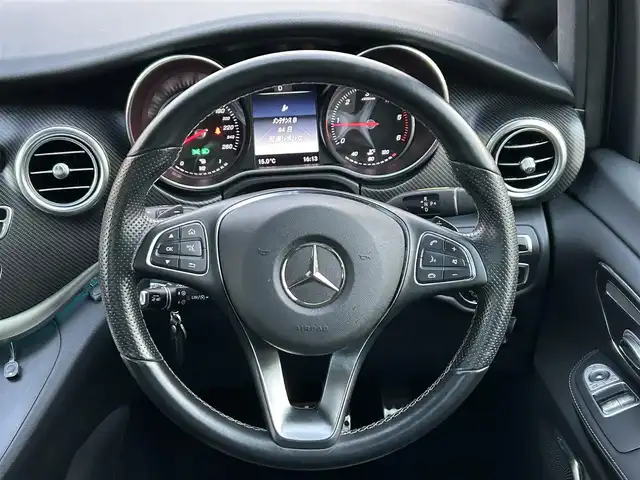 メルセデス・ベンツ Ｖ２２０ d スポーツ ロング 東京都 2017(平29)年 1.9万km ブリリアントシルバー ワンオーナー/パノラミックスライディングルーフ/レーダーセーフティパッケージ/ブラインドスポットモニター/ディストロニックプラス/レーンキーピングアシスト/CPA(衝突警告システム)/PRE-SAFE/両側パワースライドドア/純正HDDナビ/　DVD/CD/Bluetooth/バックカメラ/Burmesterサラウンドサウンドシステム/後席モニター/レザーシート/パワーシート/シートヒーター/メモリーシート/純正19インチアルミホイール/パワーバックドア/LEDヘッドライト/コーナリングライト/アダプティブハイビームシステム/ETC2.0/サイドシルスポイラー/アンビエントランプ/コーナーセンサー/フロアマット/ステンレスペダル/保証書/取扱説明書