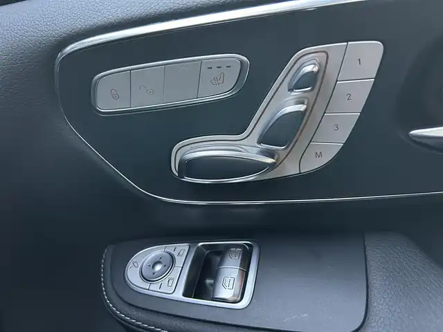 メルセデス・ベンツ Ｖ２２０ d スポーツ ロング 東京都 2017(平29)年 1.9万km ブリリアントシルバー ワンオーナー/パノラミックスライディングルーフ/レーダーセーフティパッケージ/ブラインドスポットモニター/ディストロニックプラス/レーンキーピングアシスト/CPA(衝突警告システム)/PRE-SAFE/両側パワースライドドア/純正HDDナビ/　DVD/CD/Bluetooth/バックカメラ/Burmesterサラウンドサウンドシステム/後席モニター/レザーシート/パワーシート/シートヒーター/メモリーシート/純正19インチアルミホイール/パワーバックドア/LEDヘッドライト/コーナリングライト/アダプティブハイビームシステム/ETC2.0/サイドシルスポイラー/アンビエントランプ/コーナーセンサー/フロアマット/ステンレスペダル/保証書/取扱説明書