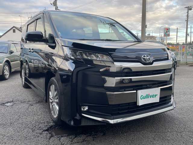 トヨタ ノア S－G 神奈川県 2022(令4)年 0.6万km アティチュードブラックマイカ ワンオーナー/サイドリフトアップチルトシート装着車(リモコン付)/純正ナビ(BT/USB/ラジオ)/フルセグTV/DVDデッキ/パノラマビューモニター/トヨタセーフティセンス/パーキングアシスト/レーンキープアシスト/左側パワースライドドア/クリアランスソナー/ビルトインETC2.0/スマートキー　2本/LEDヘッドライト/フォグランプ/保証書/取扱説明書