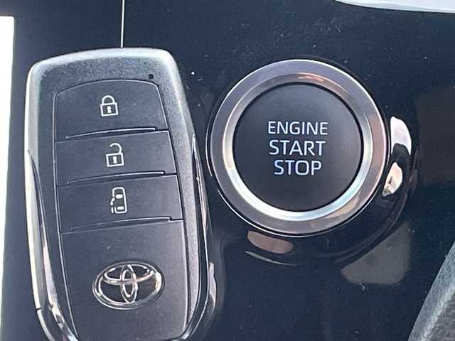 トヨタ ノア S－G 神奈川県 2022(令4)年 0.6万km アティチュードブラックマイカ ワンオーナー/サイドリフトアップチルトシート装着車(リモコン付)/純正ナビ(BT/USB/ラジオ)/フルセグTV/DVDデッキ/パノラマビューモニター/トヨタセーフティセンス/パーキングアシスト/レーンキープアシスト/左側パワースライドドア/クリアランスソナー/ビルトインETC2.0/スマートキー　2本/LEDヘッドライト/フォグランプ/保証書/取扱説明書