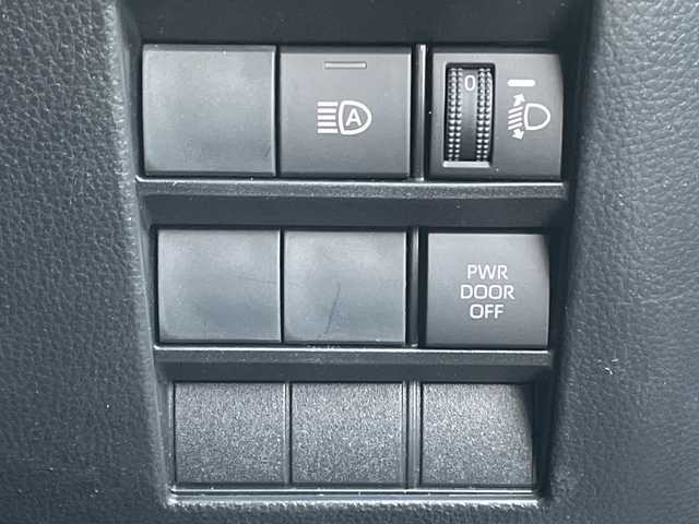 トヨタ ノア S－G 神奈川県 2022(令4)年 0.6万km アティチュードブラックマイカ ワンオーナー/サイドリフトアップチルトシート装着車(リモコン付)/純正ナビ(BT/USB/ラジオ)/フルセグTV/DVDデッキ/パノラマビューモニター/トヨタセーフティセンス/パーキングアシスト/レーンキープアシスト/左側パワースライドドア/クリアランスソナー/ビルトインETC2.0/スマートキー　2本/LEDヘッドライト/フォグランプ/保証書/取扱説明書