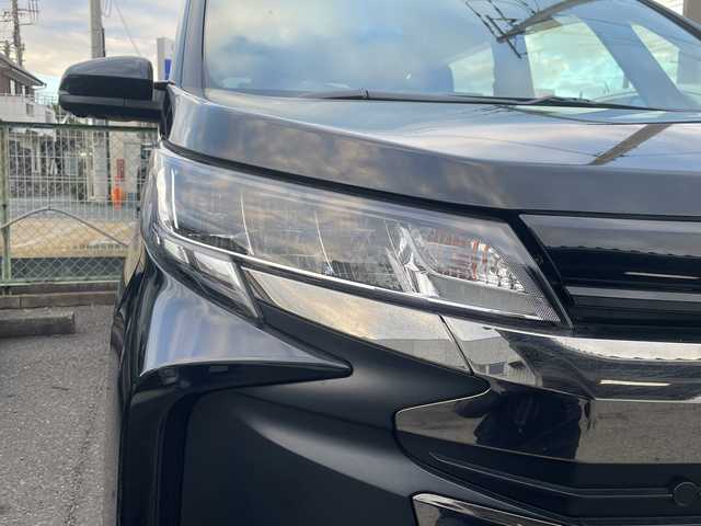 トヨタ ノア S－G 神奈川県 2022(令4)年 0.6万km アティチュードブラックマイカ ワンオーナー/サイドリフトアップチルトシート装着車(リモコン付)/純正ナビ(BT/USB/ラジオ)/フルセグTV/DVDデッキ/パノラマビューモニター/トヨタセーフティセンス/パーキングアシスト/レーンキープアシスト/左側パワースライドドア/クリアランスソナー/ビルトインETC2.0/スマートキー　2本/LEDヘッドライト/フォグランプ/保証書/取扱説明書