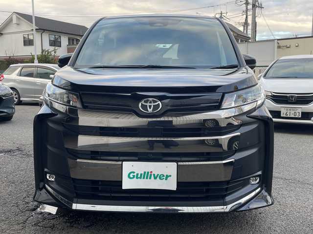 トヨタ ノア S－G 神奈川県 2022(令4)年 0.6万km アティチュードブラックマイカ ワンオーナー/サイドリフトアップチルトシート装着車(リモコン付)/純正ナビ(BT/USB/ラジオ)/フルセグTV/DVDデッキ/パノラマビューモニター/トヨタセーフティセンス/パーキングアシスト/レーンキープアシスト/左側パワースライドドア/クリアランスソナー/ビルトインETC2.0/スマートキー　2本/LEDヘッドライト/フォグランプ/保証書/取扱説明書