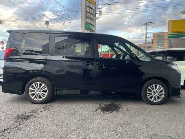 トヨタ ノア S－G 神奈川県 2022(令4)年 0.6万km アティチュードブラックマイカ ワンオーナー/サイドリフトアップチルトシート装着車(リモコン付)/純正ナビ(BT/USB/ラジオ)/フルセグTV/DVDデッキ/パノラマビューモニター/トヨタセーフティセンス/パーキングアシスト/レーンキープアシスト/左側パワースライドドア/クリアランスソナー/ビルトインETC2.0/スマートキー　2本/LEDヘッドライト/フォグランプ/保証書/取扱説明書