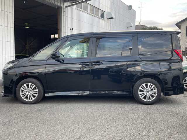 トヨタ ノア S－G 神奈川県 2022(令4)年 0.6万km アティチュードブラックマイカ ワンオーナー/サイドリフトアップチルトシート装着車(リモコン付)/純正ナビ(BT/USB/ラジオ)/フルセグTV/DVDデッキ/パノラマビューモニター/トヨタセーフティセンス/パーキングアシスト/レーンキープアシスト/左側パワースライドドア/クリアランスソナー/ビルトインETC2.0/スマートキー　2本/LEDヘッドライト/フォグランプ/保証書/取扱説明書