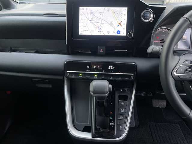 トヨタ ノア S－G 神奈川県 2022(令4)年 0.6万km アティチュードブラックマイカ ワンオーナー/サイドリフトアップチルトシート装着車(リモコン付)/純正ナビ(BT/USB/ラジオ)/フルセグTV/DVDデッキ/パノラマビューモニター/トヨタセーフティセンス/パーキングアシスト/レーンキープアシスト/左側パワースライドドア/クリアランスソナー/ビルトインETC2.0/スマートキー　2本/LEDヘッドライト/フォグランプ/保証書/取扱説明書