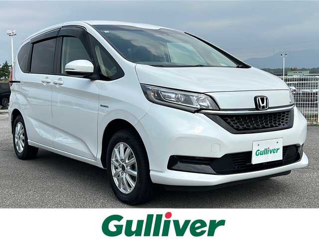 ホンダ フリード ハイブリット G ホンダセンシング 富山県 2021(令3)年 3.2万km プラチナホワイトパール 4WD/ホンダセンシング/両側パワースライドドア/純正ナビ(VXM-224VFi) CD/DVD/BT/USB/SD/フルセグTV/純正ビルトインETC/バックカメラ/追従式クルーズコントロール/純正前後ドライブレコーダー/前席シートヒーター/オートライト/ステアリングスイッチ/シートリフター/電動格納ミラー/ウインカーミラー/ドアバイザー/デアイサー/二列目サンシェード/純正キャップ付サマータイヤ4本車載(2021年製)/標識認識機能/先行車認識機能/先行車発進告知機能/路外逸脱抑制機能/プッシュスタート/スマートキー/スペアキー1本