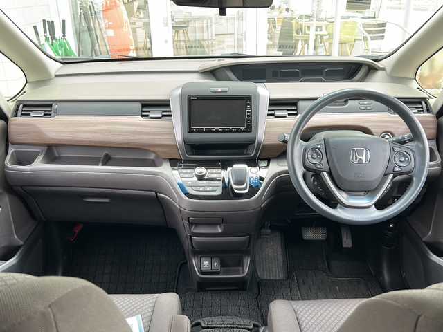 ホンダ フリード ハイブリット G ホンダセンシング 富山県 2021(令3)年 3.2万km プラチナホワイトパール 4WD/ホンダセンシング/両側パワースライドドア/純正ナビ(VXM-224VFi) CD/DVD/BT/USB/SD/フルセグTV/純正ビルトインETC/バックカメラ/追従式クルーズコントロール/純正前後ドライブレコーダー/前席シートヒーター/オートライト/ステアリングスイッチ/シートリフター/電動格納ミラー/ウインカーミラー/ドアバイザー/デアイサー/二列目サンシェード/純正キャップ付サマータイヤ4本車載(2021年製)/標識認識機能/先行車認識機能/先行車発進告知機能/路外逸脱抑制機能/プッシュスタート/スマートキー/スペアキー1本