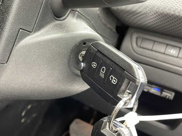 プジョー ２０８ アリュール 沖縄県 2018(平30)年 4.6万km 白 ナビ　/ドライブレコーダー　/バックカメラ　/純正１６インチアルミホイール　/コーナーセンサー　/スペアキー　/オートライト　/横滑り防止機能　/純正フロアマット　/パワーステアリング　/パワーウィンドウ　/ＥＴＣ