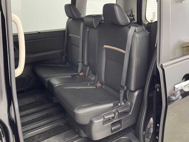 日産 セレナ ハイウェイスター V 新潟県 2023(令5)年 4.4万km ダイヤモンドブラック 純正ナビ/フルセグTV/アラウンドビューモニター/Bluetooth/USB//ビルトインETC２．０/プロパイロット/インテリジェントクルーズコントロール/インテリジェントルームミラー/パドルシフト/BSM/LEDヘッドライト/スペアキー1本/保証書/取扱説明書