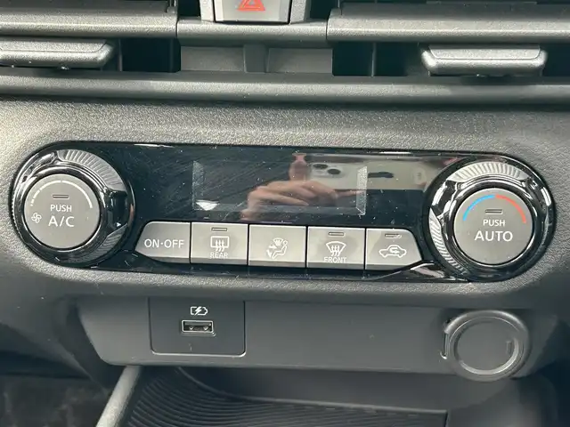 日産 ノート X 岡山県 2021(令3)年 3.3万km スーパーブラック 純正ナビ　/(AM.FM.CD.TV.BT)/衝突軽減ブレーキ　/バックカメラ　/ブレーキホールド　/コーナーセンサー　/レーンキープアシスト　/オートライト　/オートマチックハイビーム　/横滑り防止装置　/社外１６インチＡＷ　/ＥＴＣ　/プッシュスタート