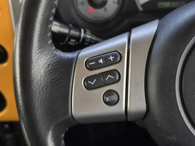 トヨタ ＦＪクルーザー カラーパッケージ 鹿児島県 2016(平28)年 6.8万km イエロー/ホワイト Bluetooth接続/ステアリングスイッチ/CD/DVD/クルーズコントロール/ワンセグ/AM/FM/ミュージックサーバー/純正フロアマット/純正アルミホイール/シートカバー/シガーソケット/スペアキー/カーテンエアバック/コーナーセンサー/リモコンキー/バックモニター/MTモード付AT/シートカバー/４WD