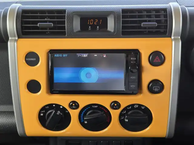 トヨタ ＦＪクルーザー カラーパッケージ 鹿児島県 2016(平28)年 6.8万km イエロー/ホワイト Bluetooth接続/ステアリングスイッチ/CD/DVD/クルーズコントロール/ワンセグ/AM/FM/ミュージックサーバー/純正フロアマット/純正アルミホイール/シートカバー/シガーソケット/スペアキー/カーテンエアバック/コーナーセンサー/リモコンキー/バックモニター/MTモード付AT/シートカバー/４WD