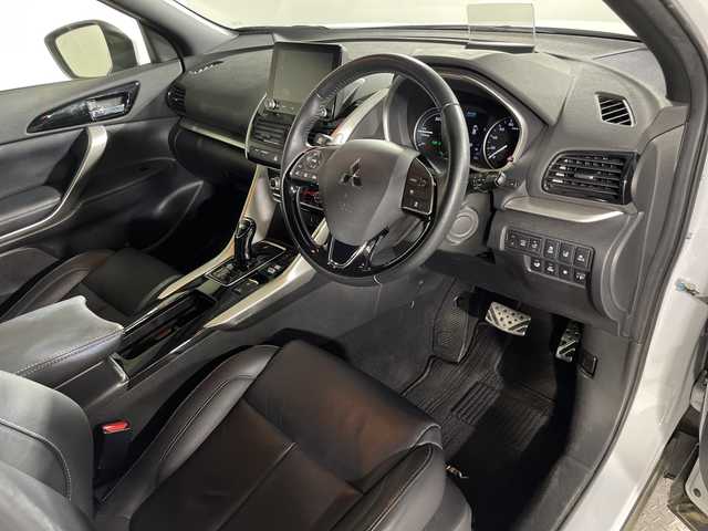 三菱 エクリプス クロス ＰＨＥＶ P 神奈川県 2021(令3)年 1.7万km ホワイトダイヤモンド e-Assist/・衝突被害軽減ブレーキシステム/・誤発進抑制機能（前進＆後退時）/・車線逸脱警報システム/・オートマチックハイビーム/・後側方車両検知警報システム（レーンチェンジアシスト機能付き）/・後退時交差車両検知警報システム/純正ディスプレイオーディオ/・BT/フルセグTV/USB/AM/FM/全方位カメラ/サンルーフ/レザーシート/パワーシート(D/N)/シートヒーター(D/N)/電動サイドブレーキ/オートホールド/革巻きステアリング/ステアリングスイッチ/パドルシフト/Autoライト/ステアリングヒーター/BSM/HUD/スマートキー/プッシュスタートボタン/AC1500W/バッテリー冷却/へヘッドライトレベライザー/ETC/前後ドライブレコーダー/コーナーセンサー/自動防眩ミラー/LEDヘッドライト/フォグランプ/電動格納ミラー/ウィンカーミラー/ルーフレール/純正フロアマット/純正アルミホイール