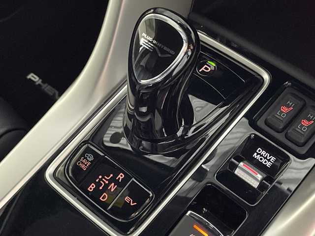三菱 エクリプス クロス ＰＨＥＶ P 神奈川県 2021(令3)年 1.7万km ホワイトダイヤモンド e-Assist/・衝突被害軽減ブレーキシステム/・誤発進抑制機能（前進＆後退時）/・車線逸脱警報システム/・オートマチックハイビーム/・後側方車両検知警報システム（レーンチェンジアシスト機能付き）/・後退時交差車両検知警報システム/純正ディスプレイオーディオ/・BT/フルセグTV/USB/AM/FM/全方位カメラ/サンルーフ/レザーシート/パワーシート(D/N)/シートヒーター(D/N)/電動サイドブレーキ/オートホールド/革巻きステアリング/ステアリングスイッチ/パドルシフト/Autoライト/ステアリングヒーター/BSM/HUD/スマートキー/プッシュスタートボタン/AC1500W/バッテリー冷却/へヘッドライトレベライザー/ETC/前後ドライブレコーダー/コーナーセンサー/自動防眩ミラー/LEDヘッドライト/フォグランプ/電動格納ミラー/ウィンカーミラー/ルーフレール/純正フロアマット/純正アルミホイール
