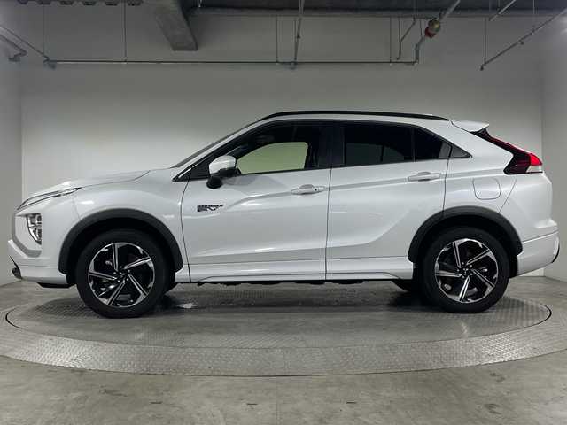 三菱 エクリプス クロス ＰＨＥＶ P 神奈川県 2021(令3)年 1.7万km ホワイトダイヤモンド e-Assist/・衝突被害軽減ブレーキシステム/・誤発進抑制機能（前進＆後退時）/・車線逸脱警報システム/・オートマチックハイビーム/・後側方車両検知警報システム（レーンチェンジアシスト機能付き）/・後退時交差車両検知警報システム/純正ディスプレイオーディオ/・BT/フルセグTV/USB/AM/FM/全方位カメラ/サンルーフ/レザーシート/パワーシート(D/N)/シートヒーター(D/N)/電動サイドブレーキ/オートホールド/革巻きステアリング/ステアリングスイッチ/パドルシフト/Autoライト/ステアリングヒーター/BSM/HUD/スマートキー/プッシュスタートボタン/AC1500W/バッテリー冷却/へヘッドライトレベライザー/ETC/前後ドライブレコーダー/コーナーセンサー/自動防眩ミラー/LEDヘッドライト/フォグランプ/電動格納ミラー/ウィンカーミラー/ルーフレール/純正フロアマット/純正アルミホイール