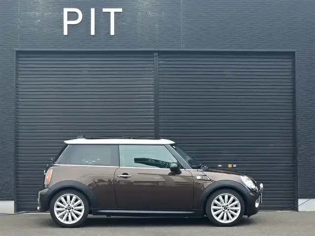 ＭＩＮＩ ミニ 50 メイフェア 山梨県 2010(平22)年 6.9万km 茶 限定車/MT車　/純正スタッドレスAW /茶革/ユーザー買取/シートヒーター/ＬＥＤヘッドライト（変更）/革巻きステアリング/ＡＵＸ/ラジオ/ＥＴＣ