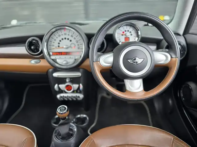ＭＩＮＩ ミニ 50 メイフェア 山梨県 2010(平22)年 6.9万km 茶 限定車/MT車　/純正スタッドレスAW /茶革/ユーザー買取/シートヒーター/ＬＥＤヘッドライト（変更）/革巻きステアリング/ＡＵＸ/ラジオ/ＥＴＣ