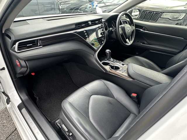 トヨタ カムリ G レザーパッケージ 愛知県 2017(平29)年 9.6万km プラチナホワイトパールマイカ フルセグテレビ/バックカメラ/アイドリングストップ/ウィンカーミラー/レーダークルーズコントロール/サンルーフ/ドアバイザー/プッシュスタート/ビルトインETC/HUD/BSM/AUX/ドラレコ前後/パワーシート/シートヒーター/オートマチックハイビーム/ＲＣＴＡ/車両接近通報装置/ステアリングスイッチ/リアスポイラー/純正フォグランプ/取扱説明書/保証書